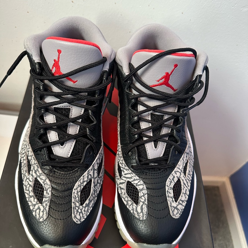 Jordan 11 low IE sz 12